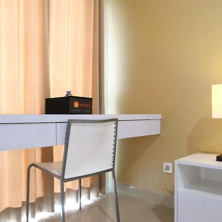 Comfortable Studio Apartment Grand Dhika City By Travelio Bekasi Esterno foto