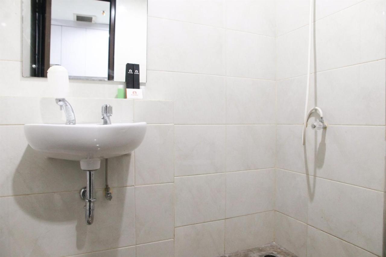 Comfortable Studio Apartment Grand Dhika City By Travelio Bekasi Esterno foto